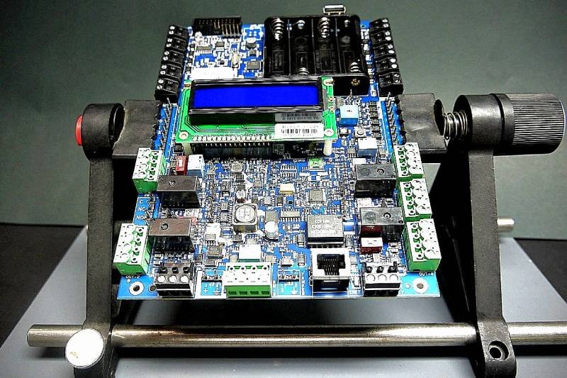 Tarjeta electrónica en soporte de laboratorio