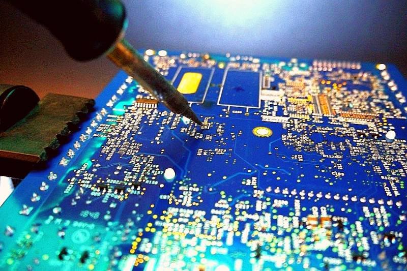 Trabajo de microsoldadura sobre tarjeta electrónica